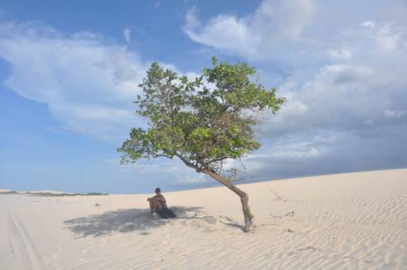 Aproveitando uma rara e bendita sombra na longa caminhada de Tatajuba para Jericoacoara - CE